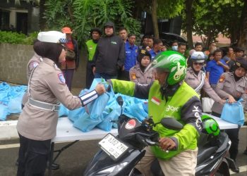 Peduli Polda Metro Jaya, Bagi 500 Lebih Paket Sembako