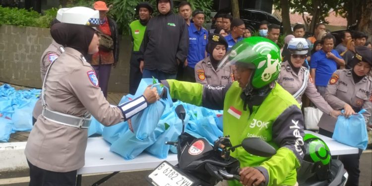 Peduli Polda Metro Jaya, Bagi 500 Lebih Paket Sembako