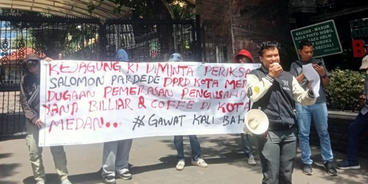 ‎Aksi Unjuk Rasa Desak Kejaksaan Agung Awasi Dugaan Pemerasan Oknum DPRD Medan Solomon Pardede