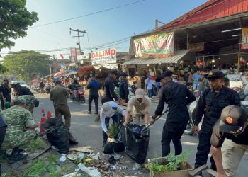 Brimob Polda Metro Jaya Bersihkan Pasar Ciputat, Lingkungan Sehat dan Aktivitas Warga Lebih Nyaman