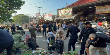Brimob Polda Metro Jaya Bersihkan Pasar Ciputat, Lingkungan Sehat dan Aktivitas Warga Lebih Nyaman