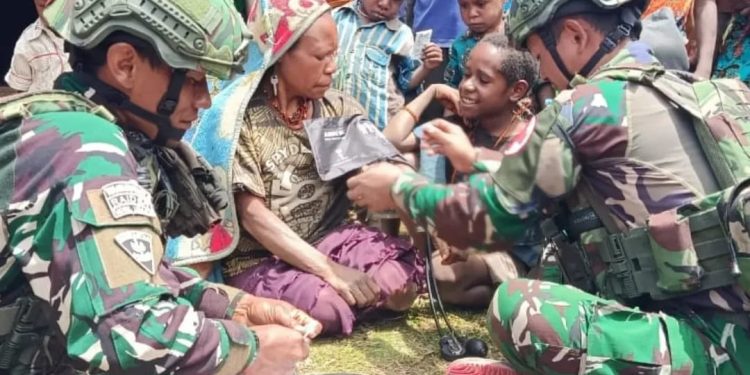 Prajurit Koops TNI Habema Serentak Berikan Pelayanan Kesehatan di Pelosok Papua