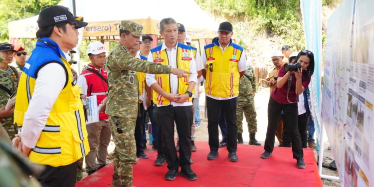 Kasum TNI Tinjau Rehabilitasi Pascabencana dan Serahkan Bantuan Air Bersih di Tapanuli