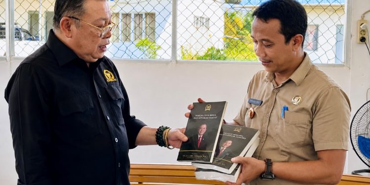 Kepada Kades dan Camat, Cornelis Dorong Literasi Hukum sebagai Jalan Melawan Ketidakadilan 