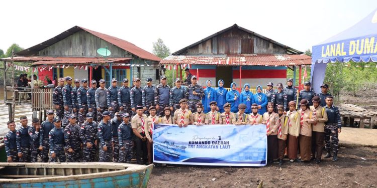 Hadirkan Semangat Pengabdian di Kampung Nelayan, Danlanal Dumai Pimpin Aksi Bakti Sosial dan Bersih Pantai