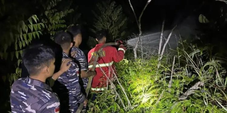 Langsung ke TKP, Prajurit Lanal Ranai Bantu Padamkan Kebakaran Lahan