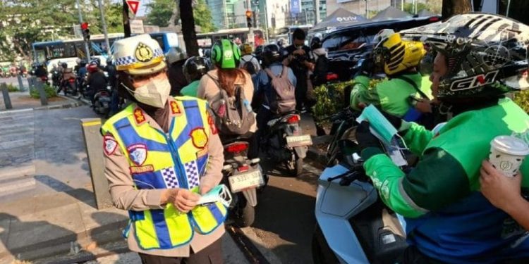 Ditlantas Polda Metro Jaya Bagikan 30.000 Masker untuk Pengemudi Ojol dan Wajib Pajak