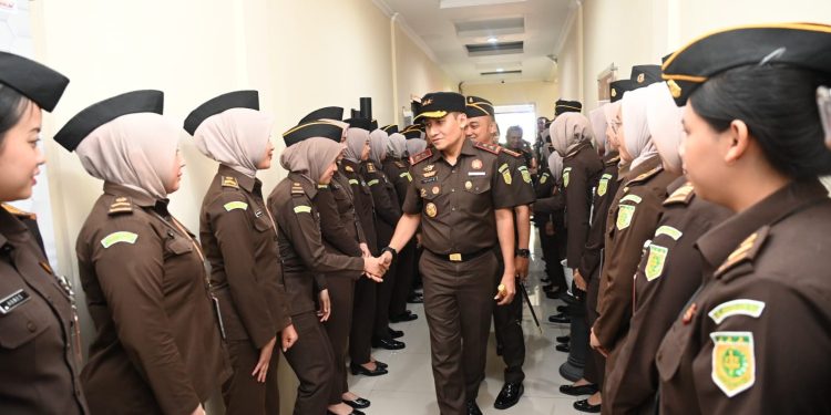 KAJATI JABAR MELAKUKAN RANGKAIAN KUNJUNGAN KERJA KE KEJAKSAAN NEGERI KUNINGAN, KEJAKSAAN NEGERI KABUPATEN CIREBON DAN KEJAKSAAN NEGERI KOTA CIREBON