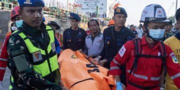 Perkuat Sinergi Lintas Sektor, Lanal Banjarmasin Bersama Tim SAR Gabungan Evakuasi Korban KM Virgo Transport 8