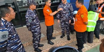 Sinergi TNI AL dan Basarnas, Lanal Banjarmasin Kawal dan Serahkan Barang Bukti KM Virgo Transport 8