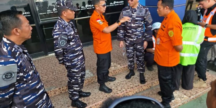 Sinergi TNI AL dan Basarnas, Lanal Banjarmasin Kawal dan Serahkan Barang Bukti KM Virgo Transport 8