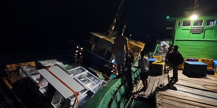 Posal Kijang Respons Cepat Evakuasi KM Alferro yang Kandas di Perairan Mangkil Kecil