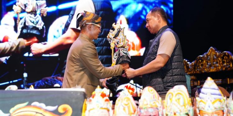 Panglima TNI Hadiri Pagelaran Wayang Golek Ki Dalang Anom Kiki Mardani di Pangandaran