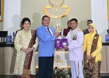 Ketua Umum PPAL Serahkan KTA Kepada 39 Pati Wisudawan Pada Upacara Wisuda Purnawira di AAL Bumi Moro Surabaya