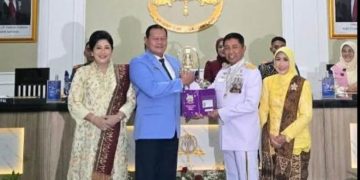 Ketua Umum PPAL Serahkan KTA Kepada 39 Pati Wisudawan Pada Upacara Wisuda Purnawira di AAL Bumi Moro Surabaya